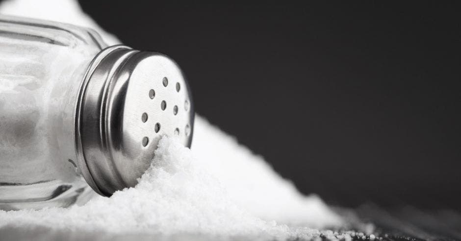 Una sal cayendo en una mesa