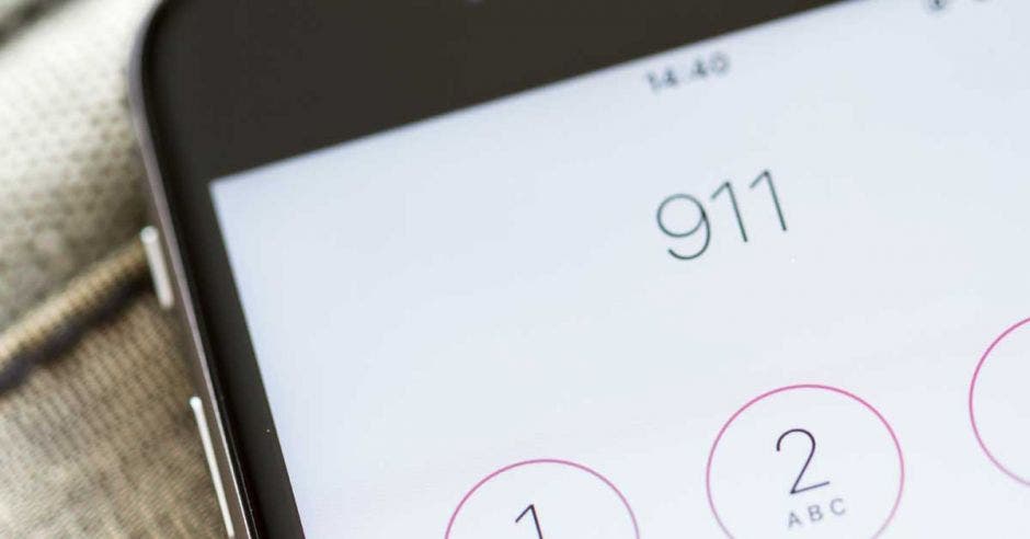 Un celular con el 911 marcado