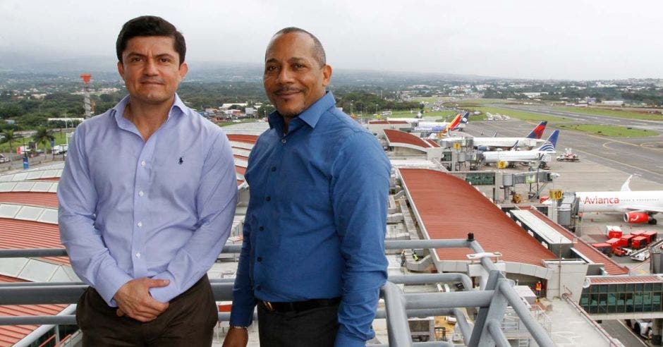 Esteban Vargas, gerente de Edificaciones de Aeris, junto a Juan Belliard, director de Operaciones y Seguridad de Aeris