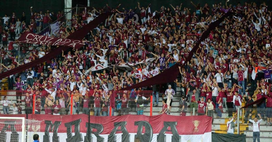 El Clásico Nacional les dio un fuerte impulso a los morados quienes llenaron el Estadio Ricardo Saprissa.  Univisión/La República