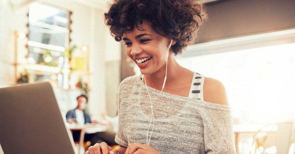 Una mujer usando una computadora