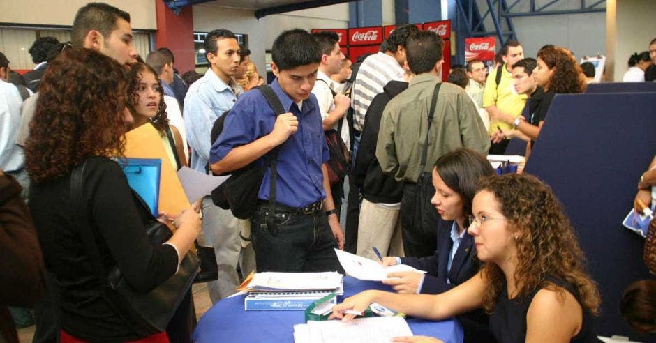 personas en una feria de empleo