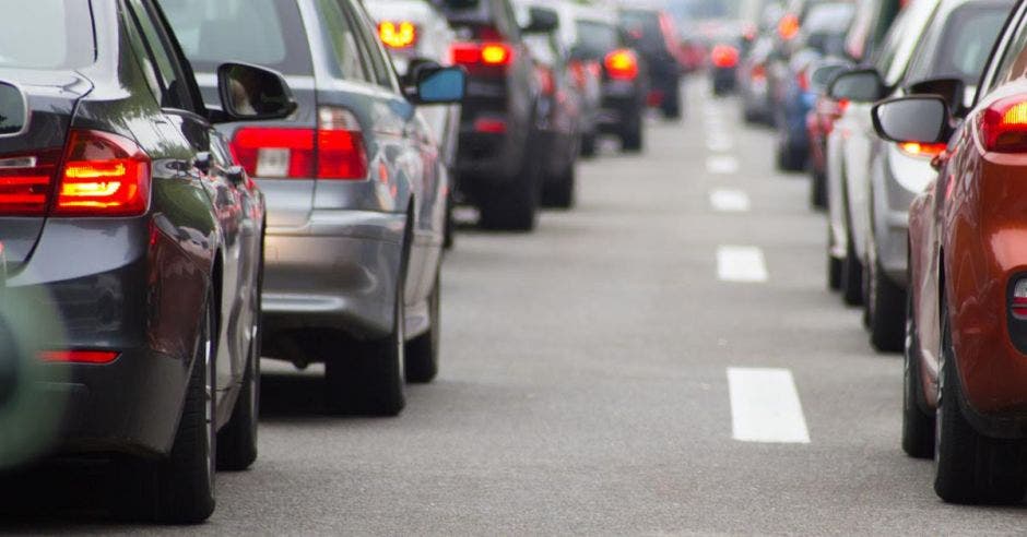 carros en fila en una presa