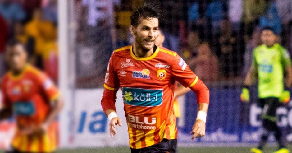 Herediano urge goles de Yendrick Ruiz.