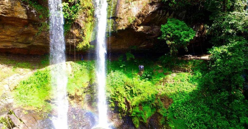 La gran roca natural crea una cueva que se esconde detrás de la caída de agua. Cortesía Pacific Journeys/La República