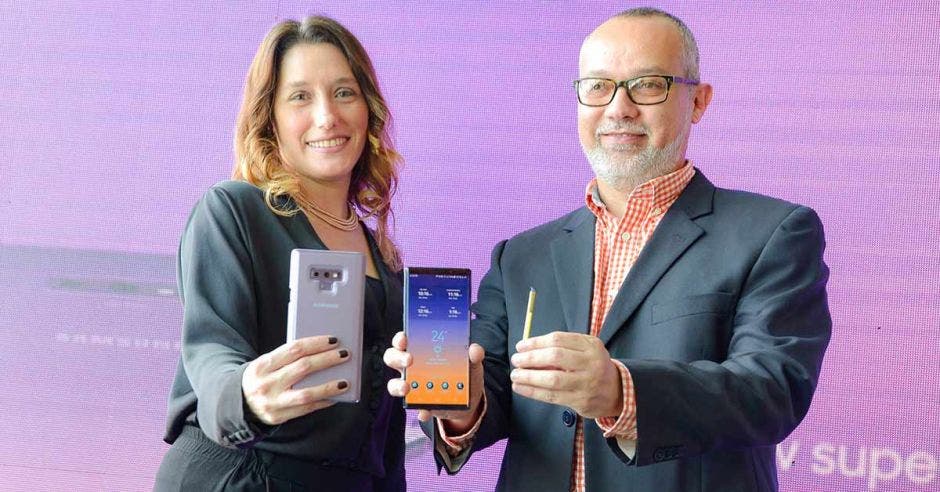 Fiorella Barrenechea, gerente de Mercadeo de Samsung Costa Rica y Mauricio Quesada, gerente comercial de Móviles, presentaron en agosto anterior el Samsung Galaxy Note 9.