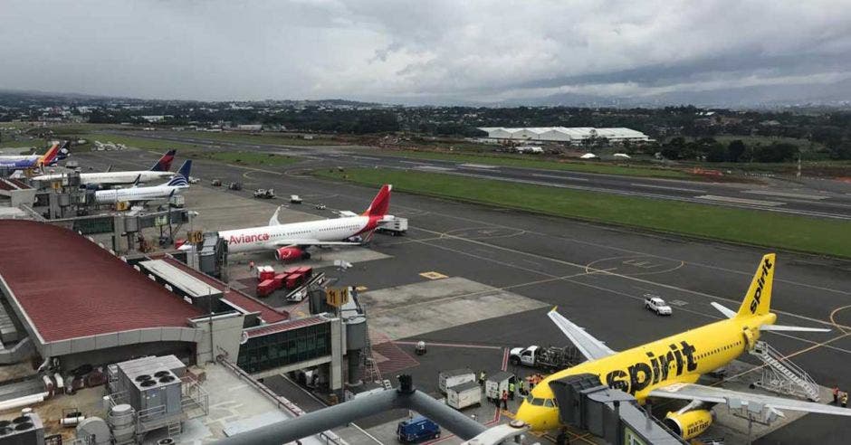 pista de aterrizaje y aviones estacionados