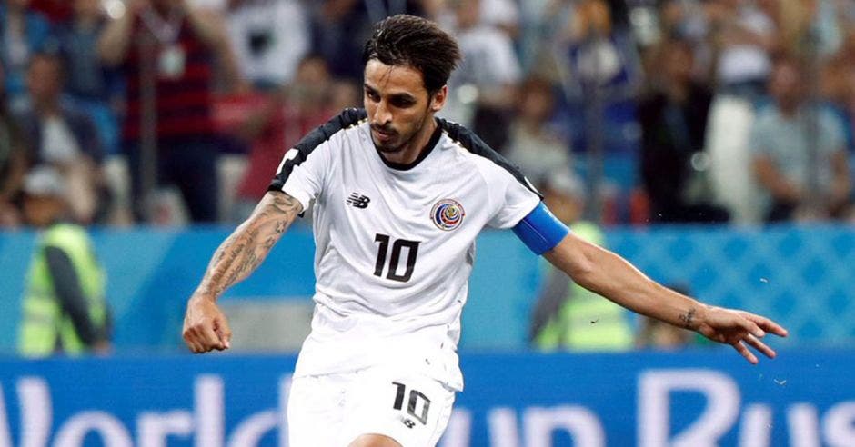 Bryan Ruiz trata de formar en el entorno de la Selección a su sucesor. Imagenesencostarica.com-La República