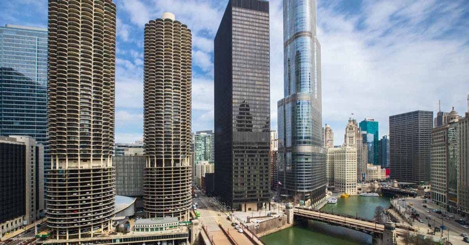 Una vista de la ciudad de Chicago, sus edificios y el río en medio de la ciudad