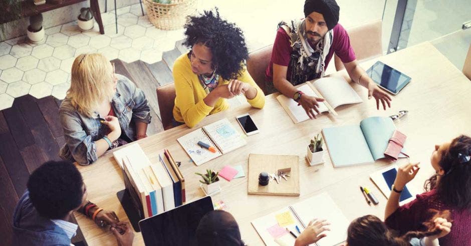 Un grupo de estudiantes en una mesa