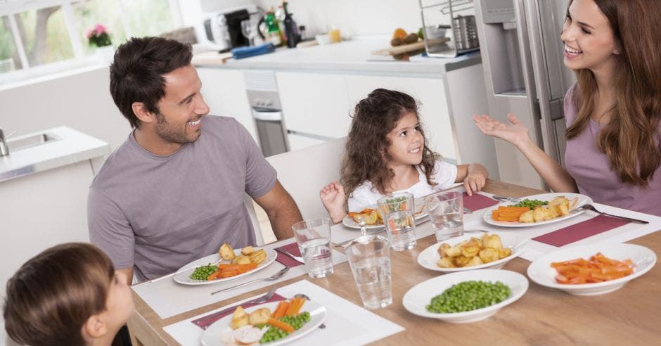 Familia comiendo junta