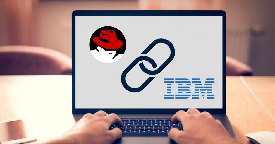 Una computadora con el logo de Red Hat e IBM