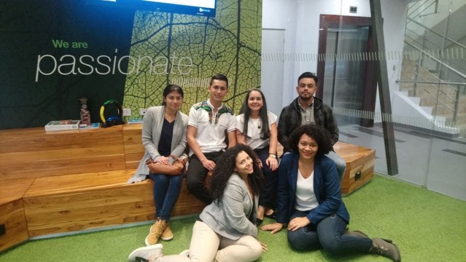 Siete jóvenes posan en las oficinas de Bayer