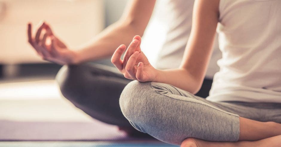 Dos personas haciendo una meditación