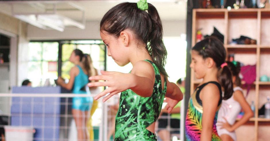 Dos niñas practicando gimnasia