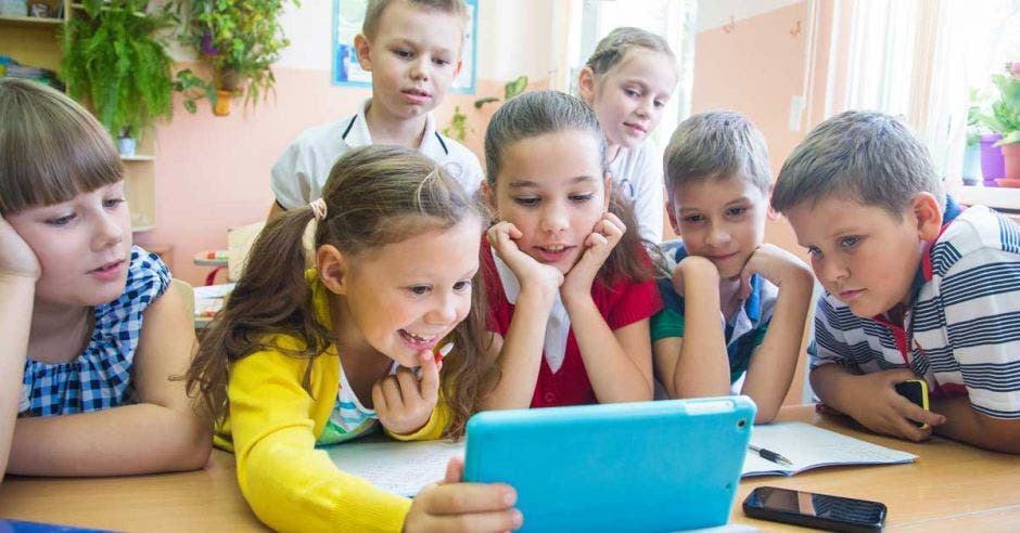 niños con una computadora