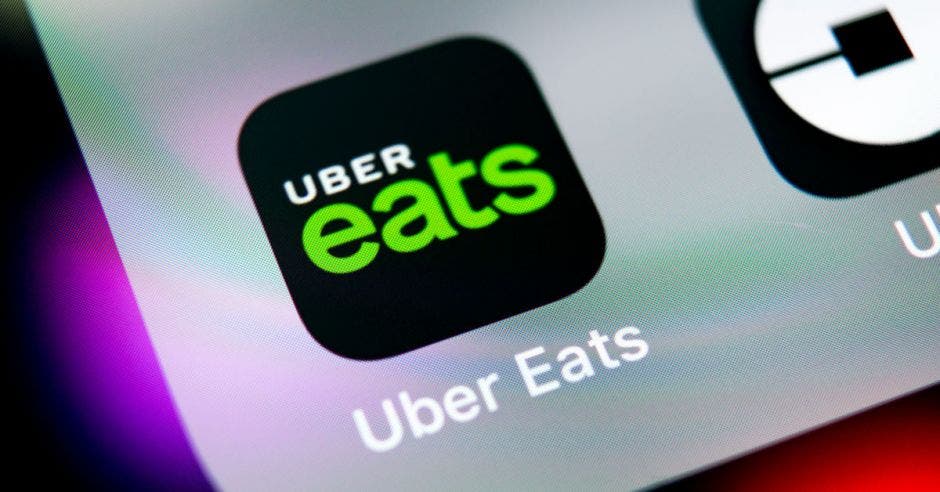 App de Uber Eats desplegada en un celular