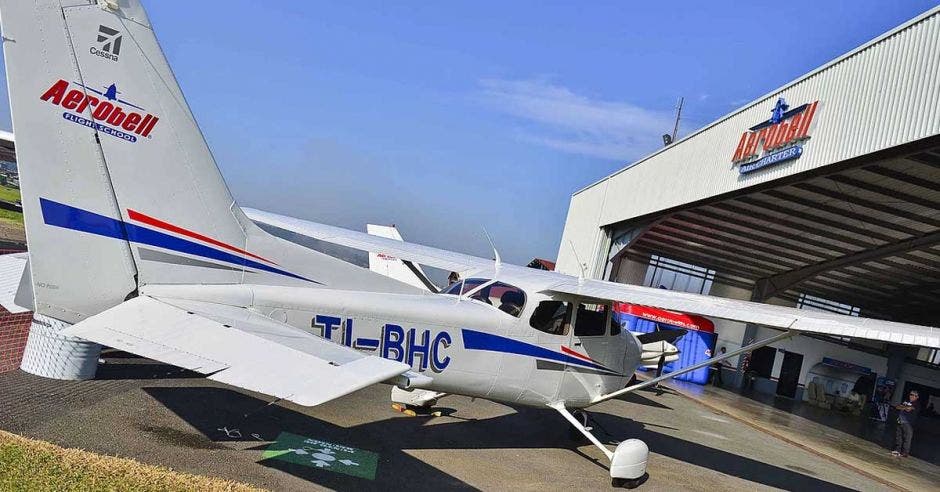 avión en un hangar