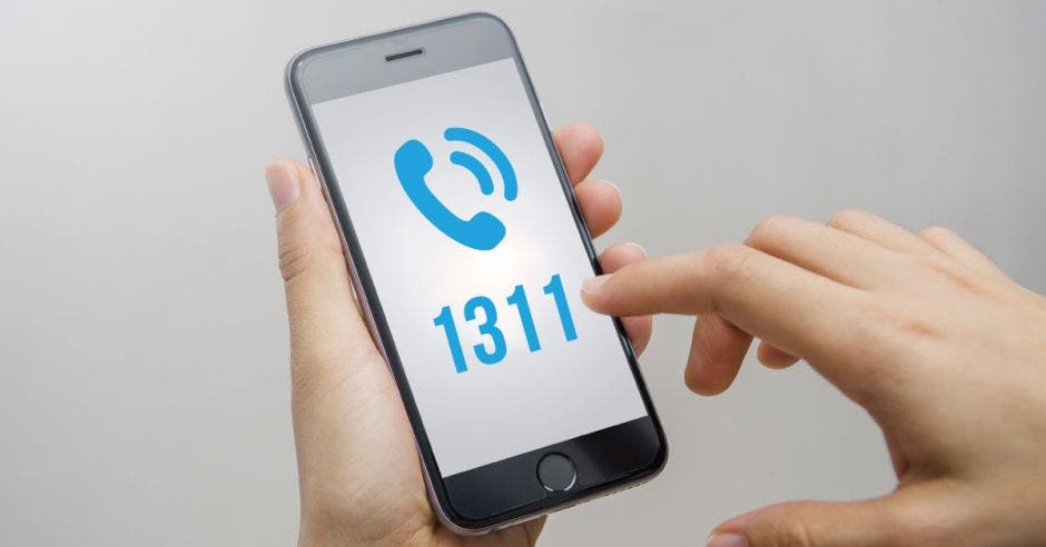 Celular marcando el 1311