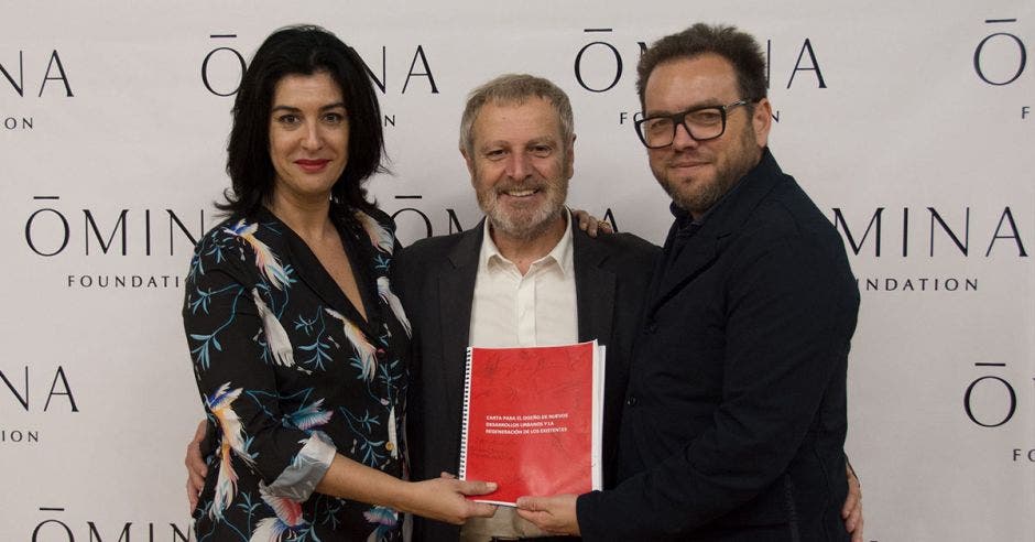 Salvador Rueda junto a la directora y el presidente de la fundación OMINA