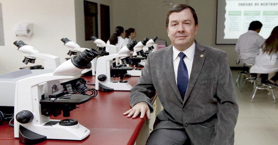 Pablo Guzmán, rector de la Ucimed en la facultad de Medicina.