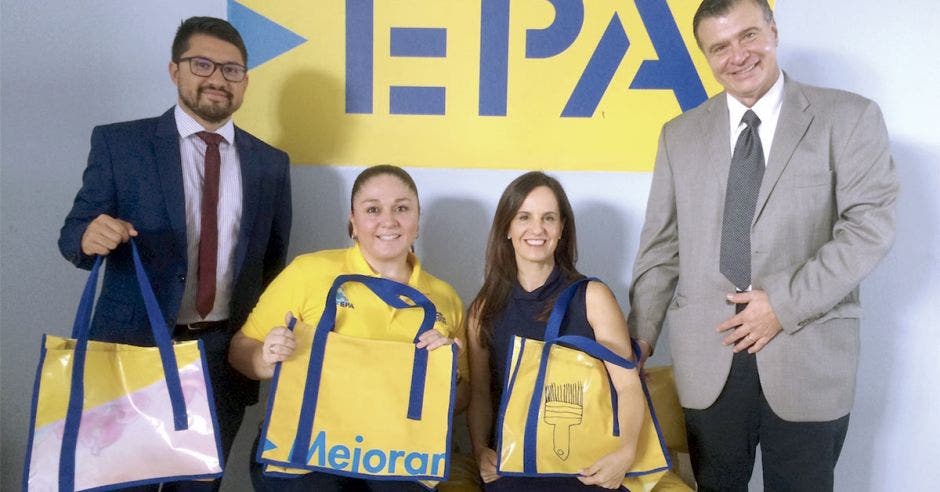 Santiago Bermúdez, vicealcalde de Desamparados; Andrea Aguilar, jefe de Iniciativa Comunitaria de EPA; Adriana Alfaro, directora de Fundación DEHVI, y Javier Coto, presidente junta directiva DEHVI