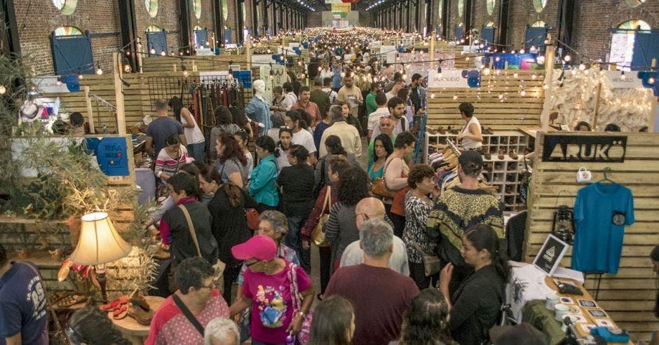 Gente dando vueltas por la feria en la Antigua Aduana