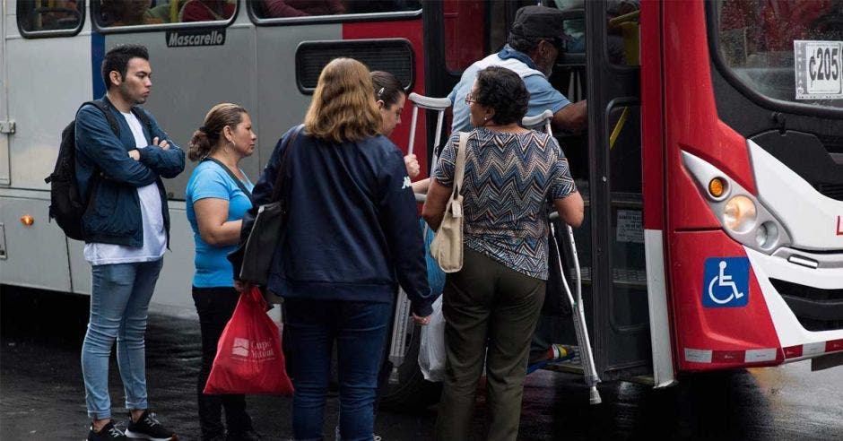 Según los resultados de la encuesta el factor tiempo es uno de los principales problemas que presenta el transporte público según las personas usuarias encuestadas. Cortesía/La República