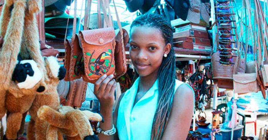 Mujer limonense sosteniendo un bolso en la mano