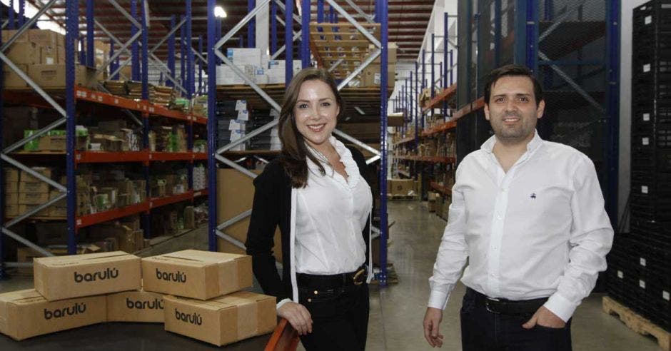 Adriana Pulido, gerente de Mercadeo de Barulú, junto a Roberto Jiménez, cofundador