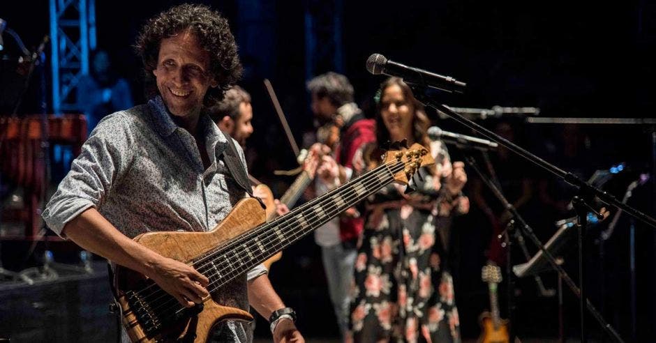 Jaime Gamboa tocando la guitarra en uno de los conciertos