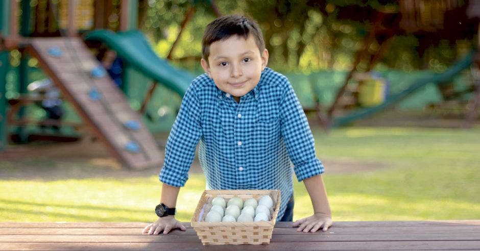 Sergio Mendoza, con una canasta de huevos azules