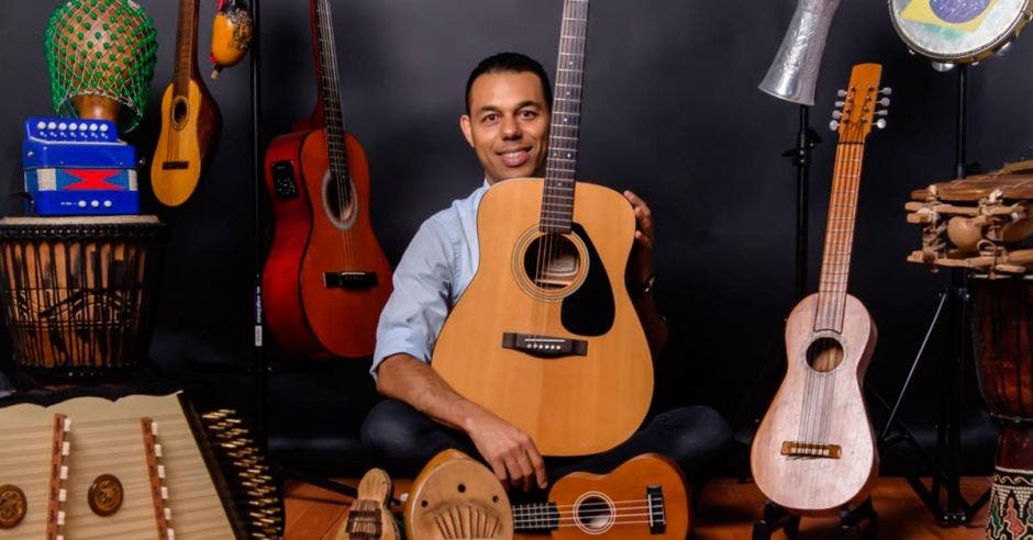 El músico y dueño de Yumê Creative, Alex Marzzo, junto a varios instrumentos de distintas partes del mundo.