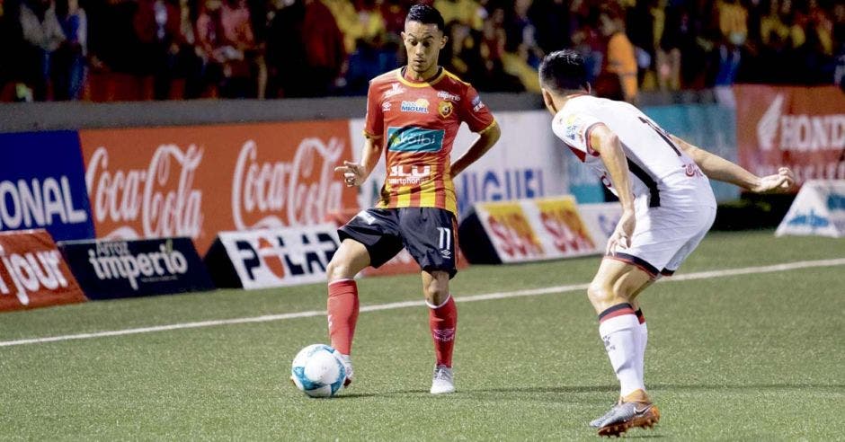 En un duelo parejo, Herediano aprovechó las desatenciones manudas para ponerse arriba en el marcador en la final del Apertura 2018. Facebook Herediano/La República