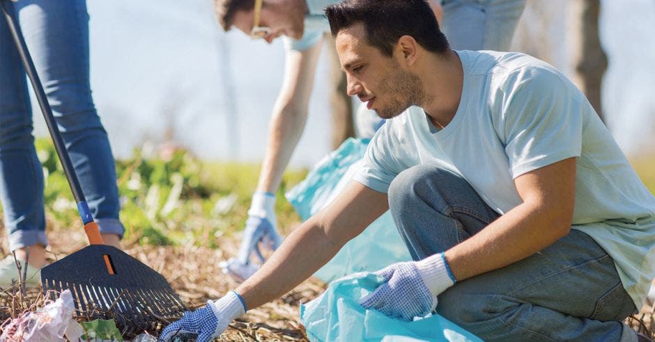 Voluntario sembrando un árbol.