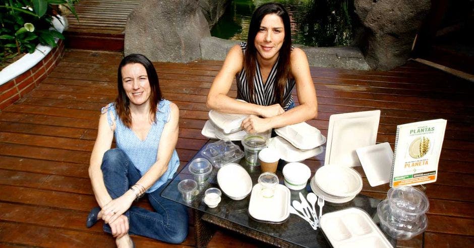 Marta y Marcela Ramírez, dueñas de Salmapack, junto a una muestra de sus productos.