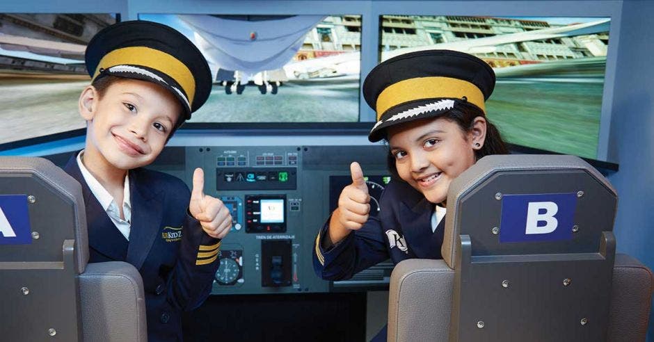 niños en un avión