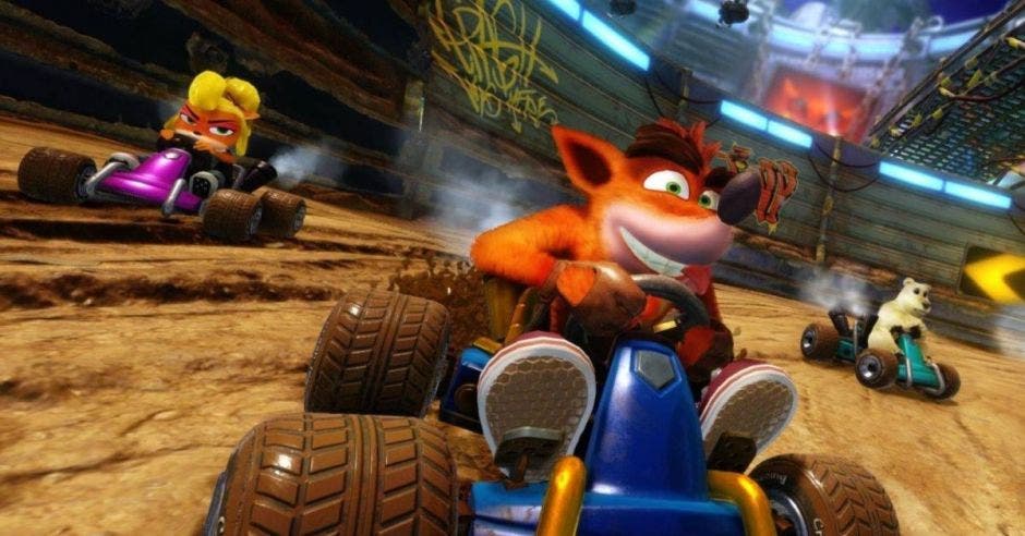 Crash Bandicoot rodando en su automóvil a todo gas