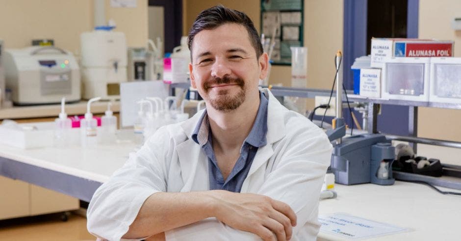 Christian Marín en su laboratorio