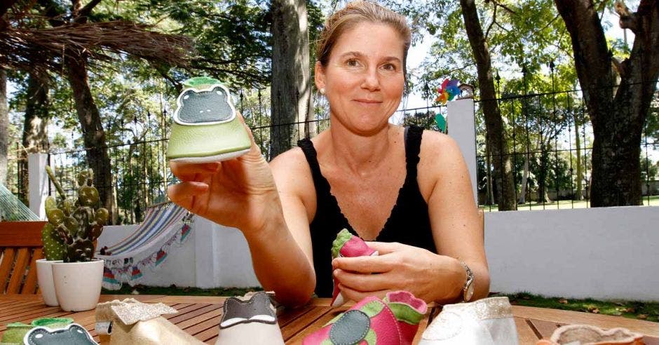 Nathalie De Mulder rubia, con una blusa negra enseñando parte de sus productos