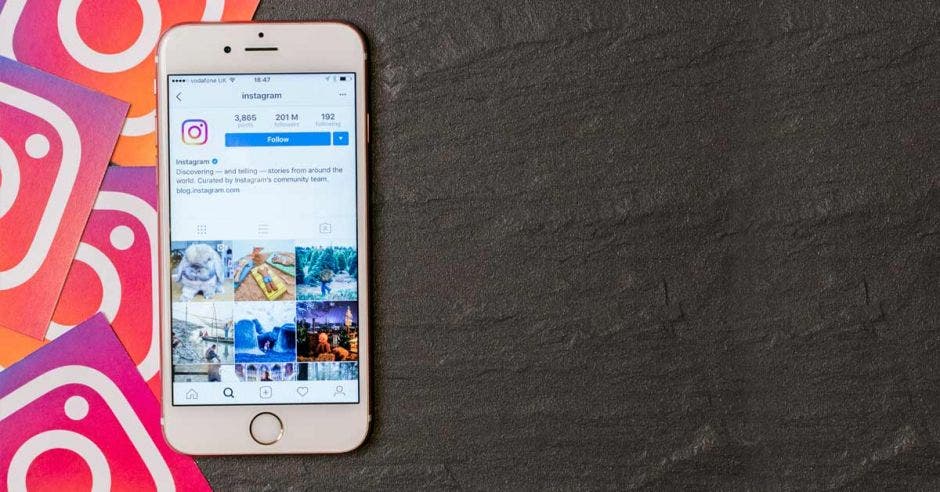 Un celular con la aplicación de Instagram abierta