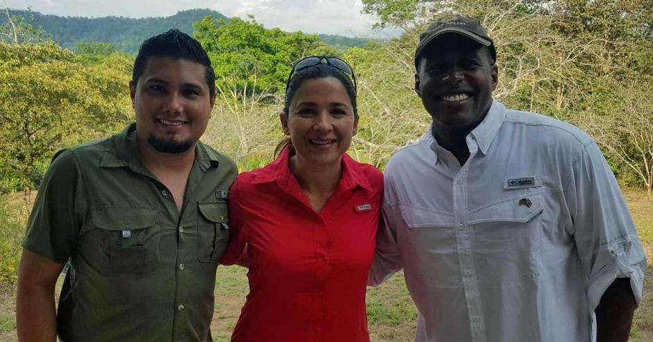 Alejandra Monge posa junto a dos hombres