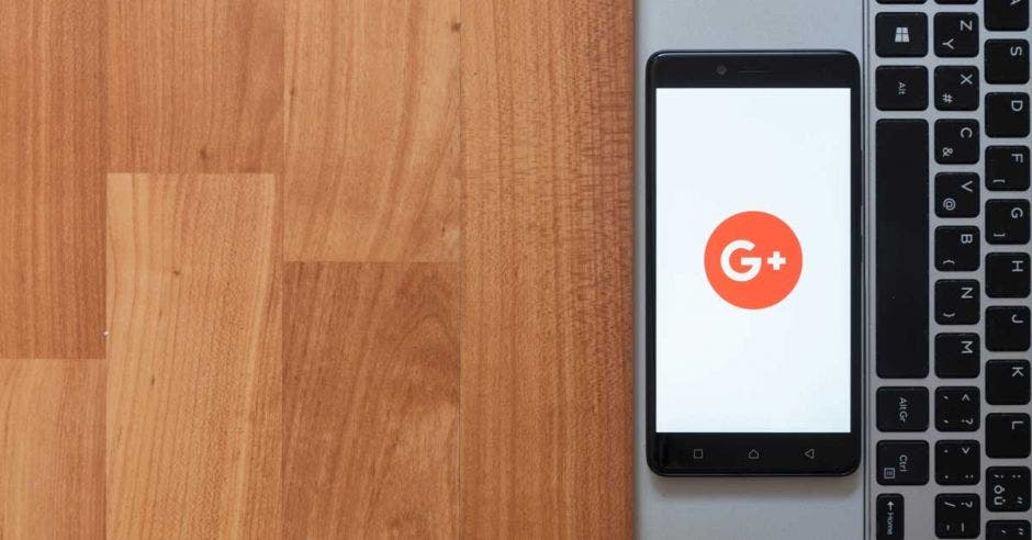 Una teléfono con la aplicación Google Plus abierta