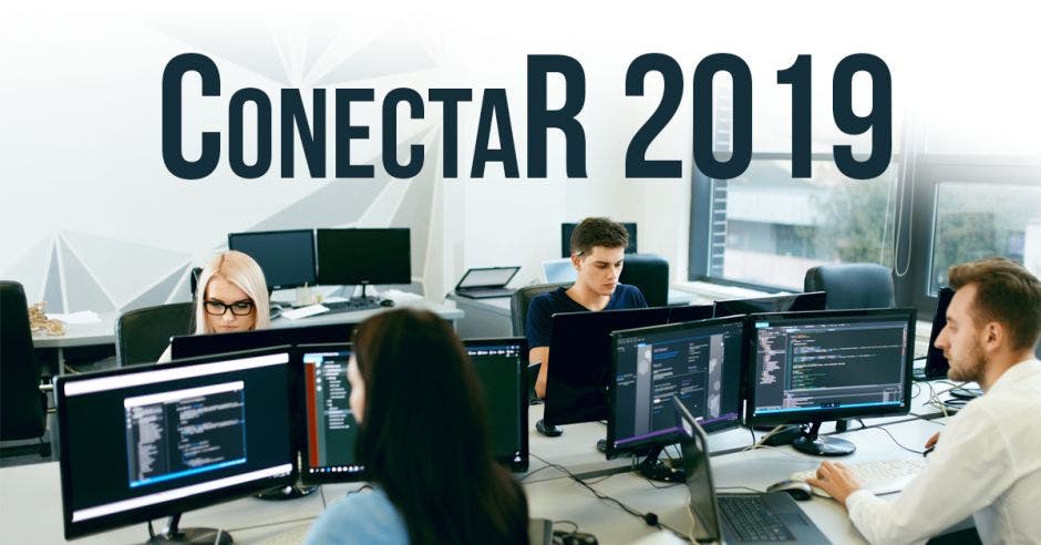 Un grupo de jóvenes en un salón, programando en sus computadoras, Arriba en letras "Conecta R 2019".