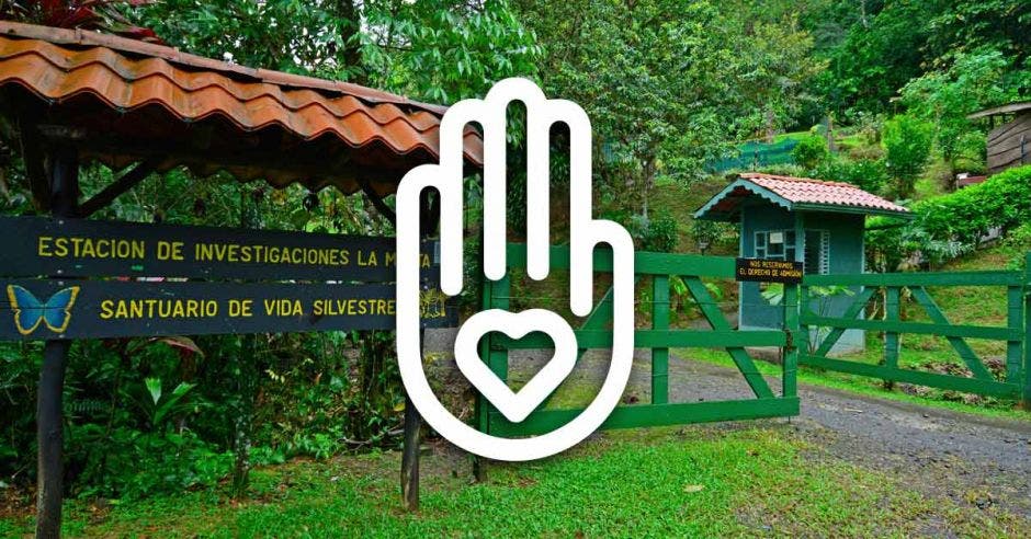 Un signo de voluntariado frente a un parque