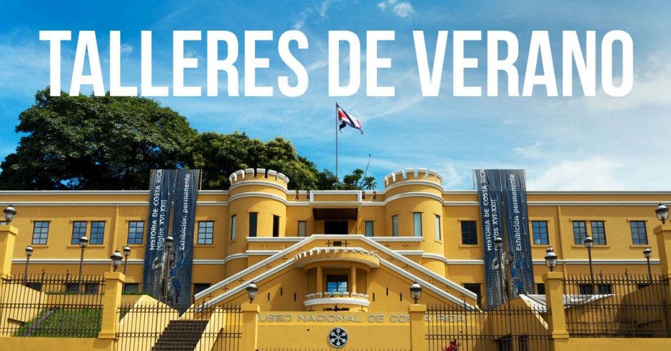 Fachada del Museo Nacional de Costa Rica y, sobre este, "Talleres de Vacaciones" en letras,