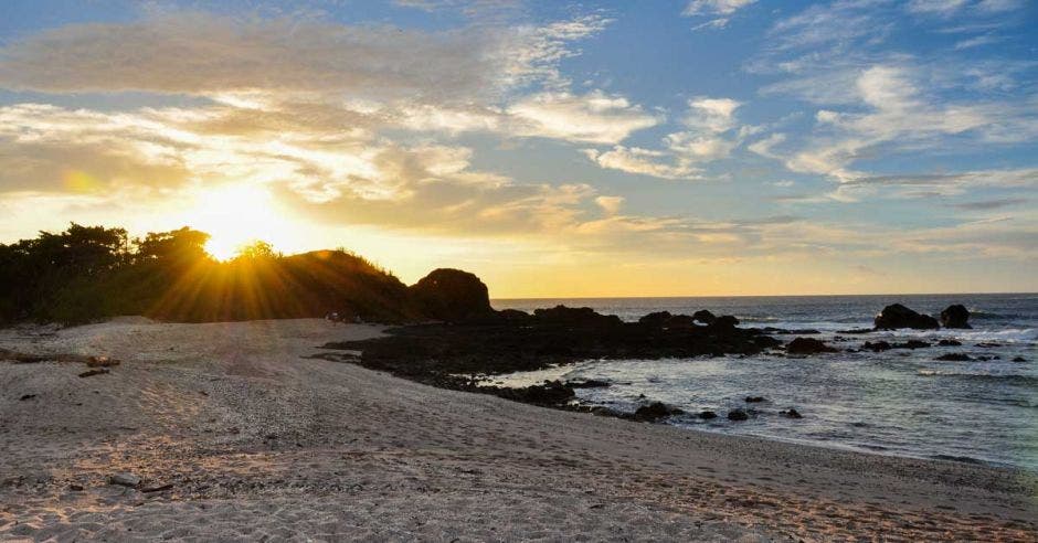 playa de arena blanca en atardecer