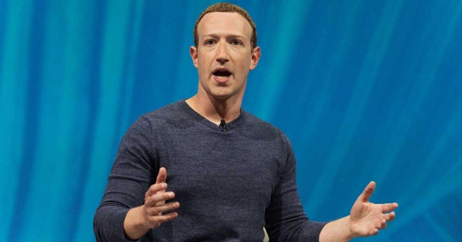 Mark Zuckerberg gesticula y habla a un público