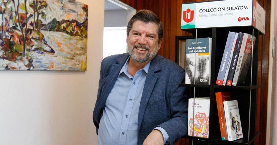 Óscar Castillo, director de Uruk Editores, junto a varios libros de la colección de cuento y novela, Sulayom.