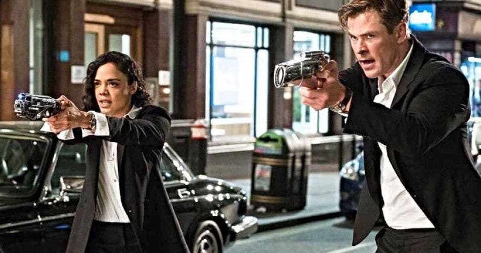 Los protagonistad de la película, Chris Hemsworth y Tessa Thompson, apuntando con sus pistolas fuera de la pantalla.